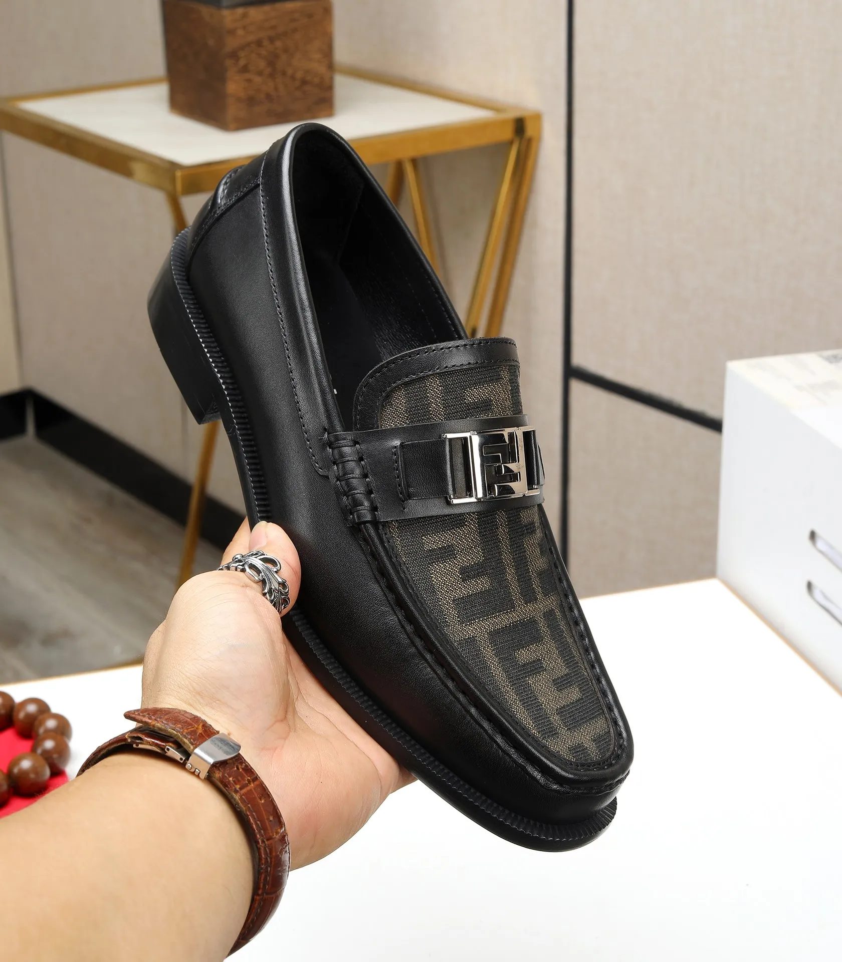 Men's shoes 💰580 (high-end, full cowhide) FENDI Fendi high-end formal leather shoes, original Italian imported cowhide surface + cowhide lining, original hardware, I believe you will be impressed from the first time you see it. The avant-garde atmosphere can no longer fully interpret its elegance. AAA grade rubber outsole, super comfortable. Original counter last, ensuring its original version and quality. The simple upper ensures its comfort and breathability. A pair of truly good shoes has its own unique soul, famous quality, regular size 38-44 (45 46 customized)